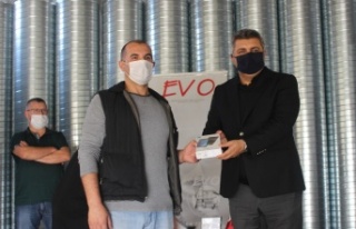 EVO çalışanlarının çocuklarına 40 tablet hediye...