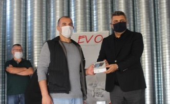 EVO çalışanlarının çocuklarına 40 tablet hediye etti
